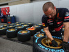 GP USA, 22.10.2015- Scuderia Toro Rosso mechanic  is working on tires