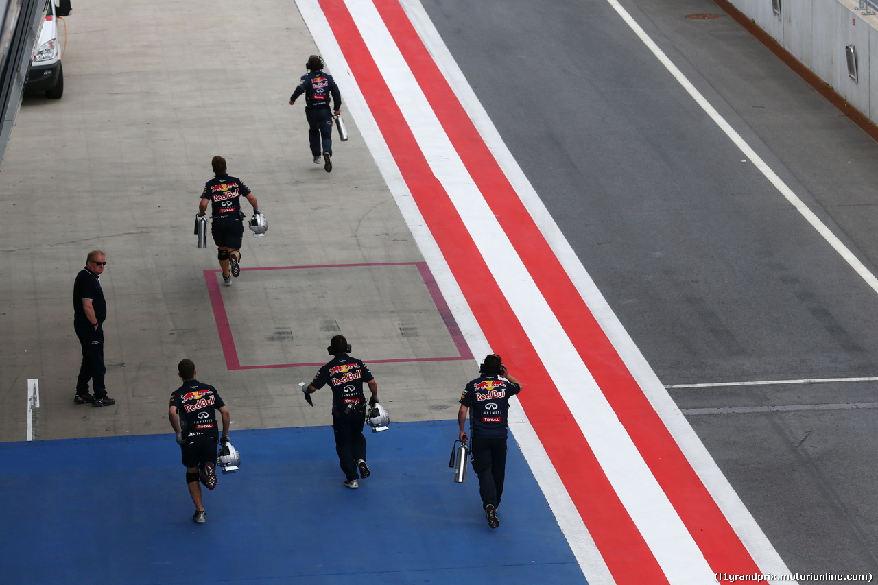 TEST F1 AUSTRIA 24 GIUGNO, Red Bull Racing meccanici run to the pit lane entrance.
24.06.2015.