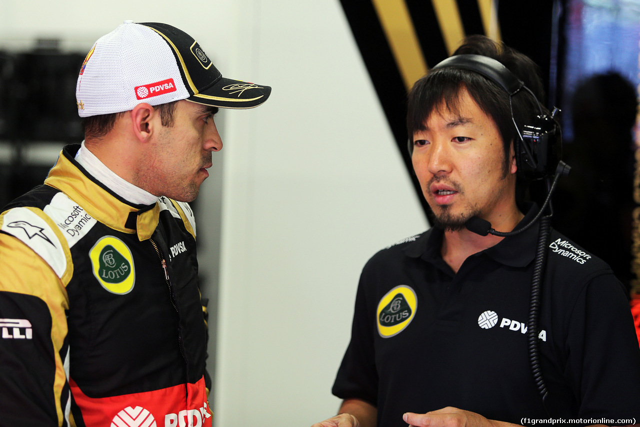 TEST F1 BARCELLONA 12 MAGGIO, Pastor Maldonado (VEN) Lotus F1 Team with Ayao Komatsu (JPN) Lotus F1 Team Gara Engineer.
12.05.2015.