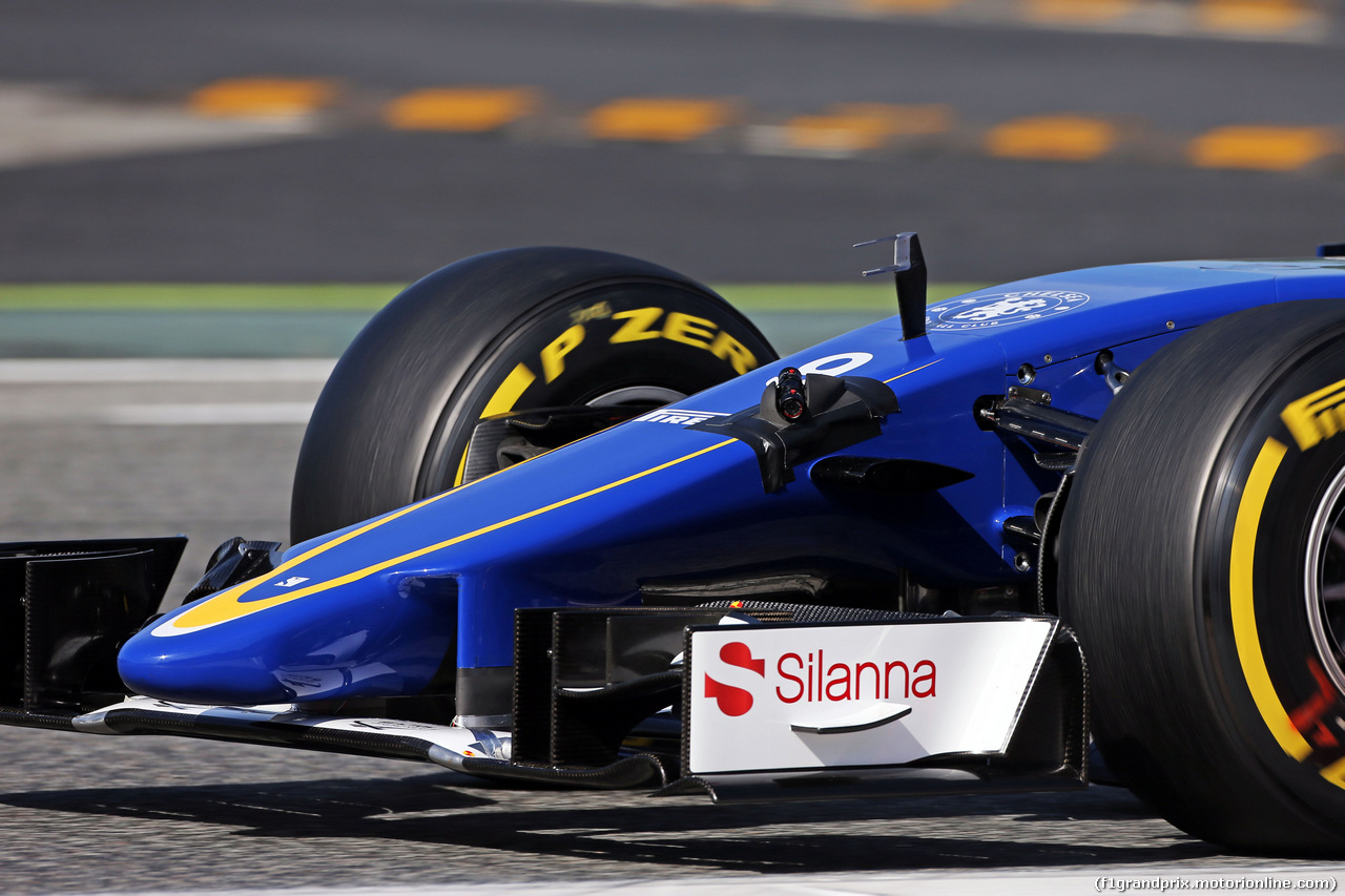 TEST F1 BARCELLONA 12 MAGGIO, Marcus Ericsson (SWE) Sauber C34 running a camera pointed at the front wing.
12.05.2015.