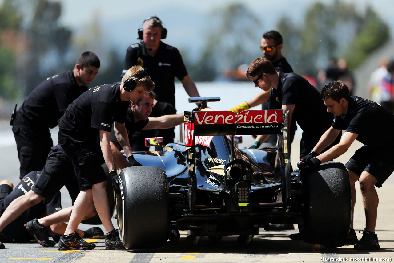TEST F1 BARCELLONA 12 MAGGIO, Pastor Maldonado (VEN) Lotus F1 E23 in the pits.
12.05.2015.