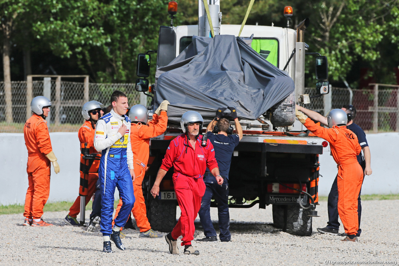 TEST F1 BARCELLONA 13 MAGGIO, The Sauber C34 of Raffaele Marciello (ITA) Sauber C34 Test And Reserve Driver is recovered back to the pits on the back of a truck.
13.05.2015.