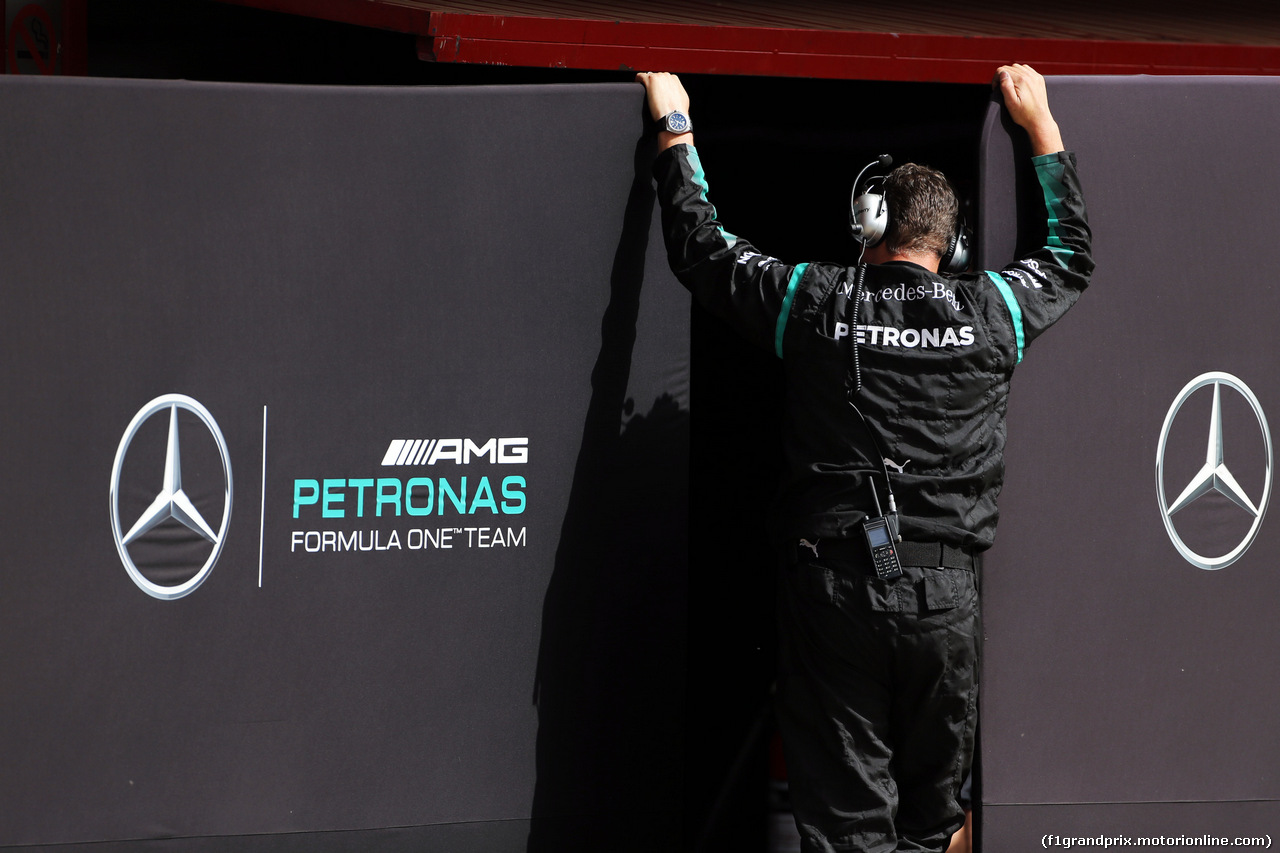 TEST F1 BARCELLONA 13 MAGGIO, Mercedes AMG F1 mechanic with screens up outisde the pit garage.
13.05.2015.