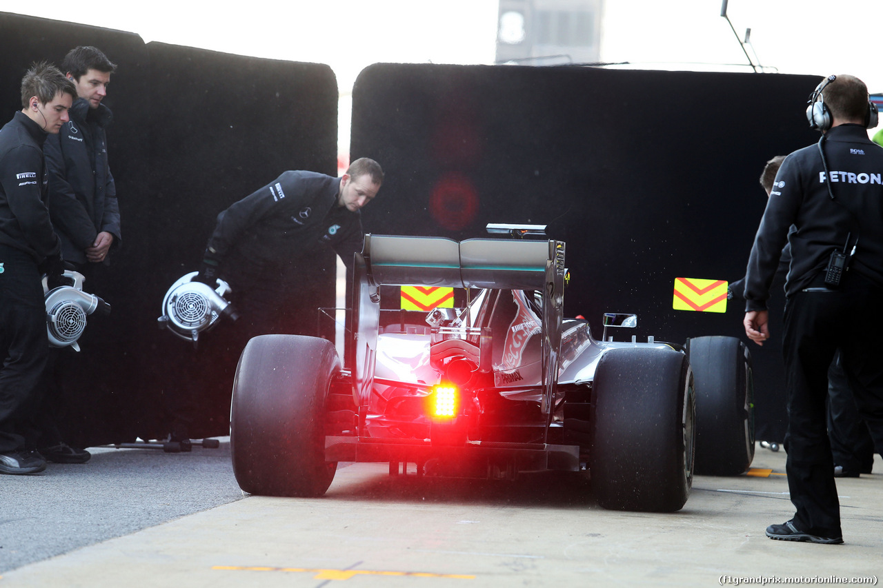 TEST F1 BARCELLONA 19 FEBBRAIO, Lewis Hamilton (GBR) Mercedes AMG F1 W06 in the pits.
19.02.2015.