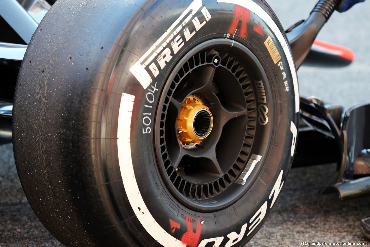 TEST F1 BARCELLONA 19 FEBBRAIO, McLaren MP4-30 front wheel detail.
19.02.2015.