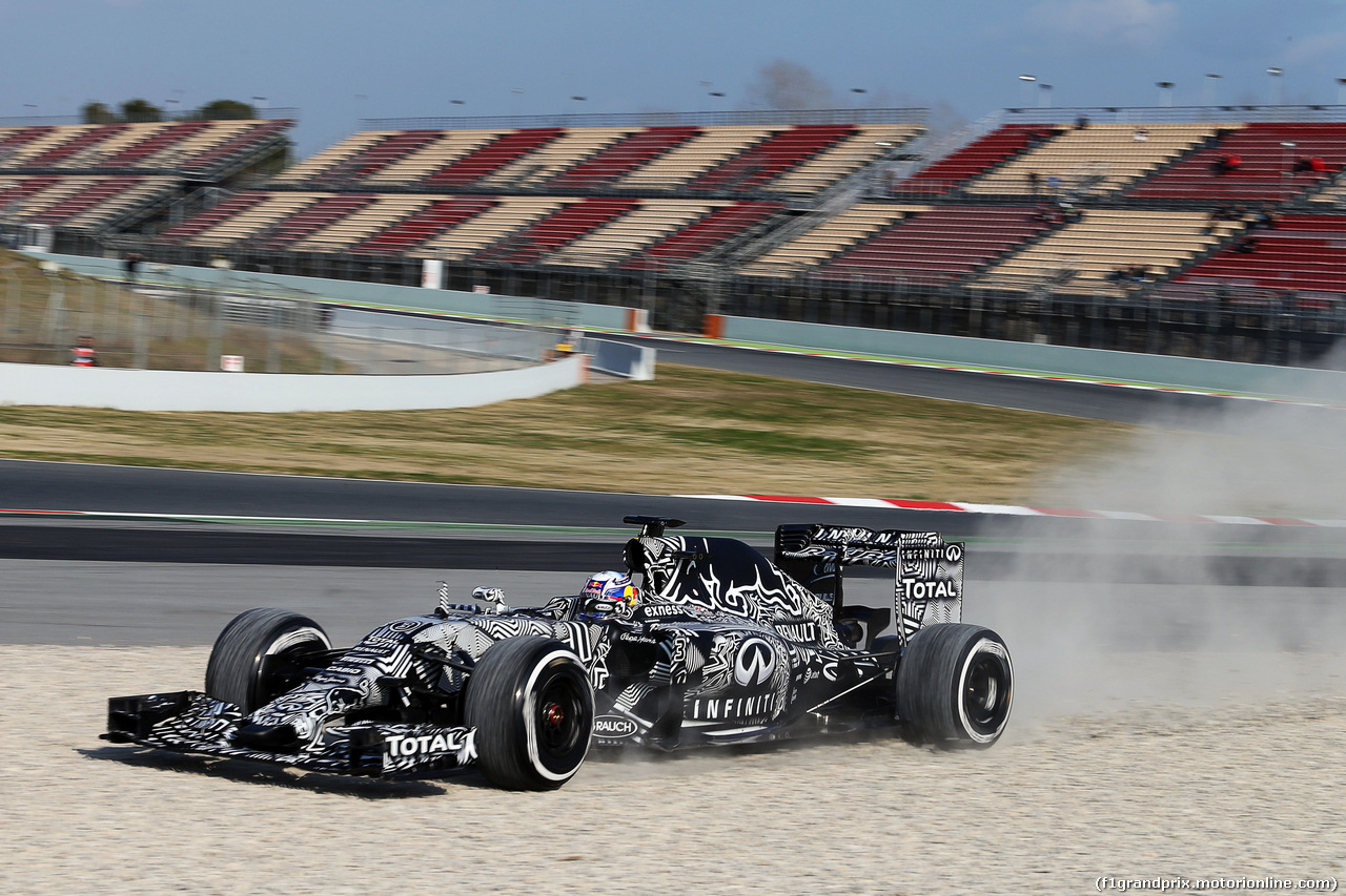 TEST F1 BARCELLONA 19 FEBBRAIO, Daniel Ricciardo (AUS) Red Bull Racing RB11 runs wide.
19.02.2015.