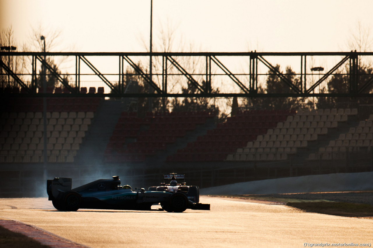 TEST F1 BARCELLONA 19 FEBBRAIO, Pascal Wehrlein (GER) Mercedes AMG F1 W06 Reserve Driver spins at high speed in front of Kimi Raikkonen (FIN) Ferrari SF15-T.
19.02.2015.
