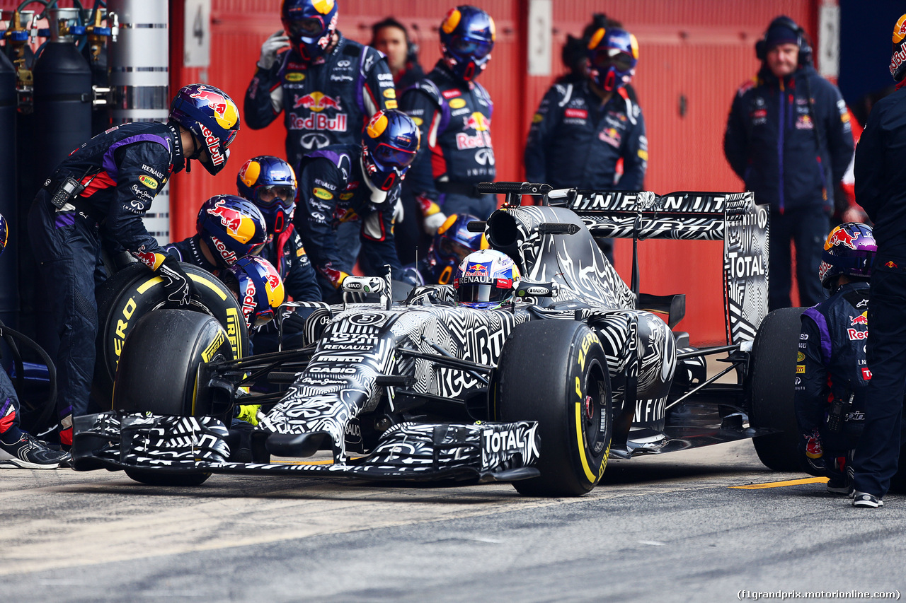 TEST F1 BARCELLONA 20 FEBBRAIO, Daniel Ricciardo (AUS) Red Bull Racing RB11 practices a pit stop.
20.02.2015.