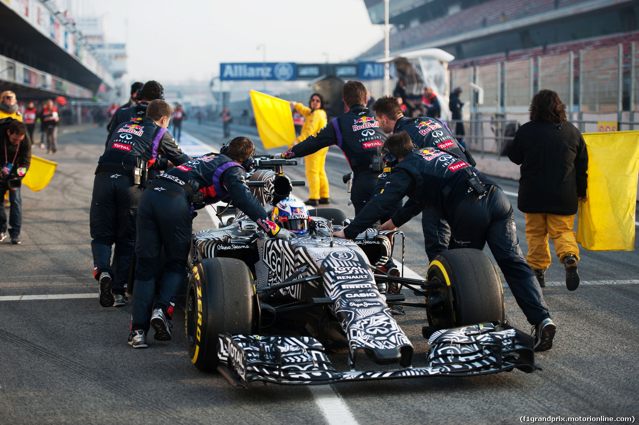 TEST F1 BARCELLONA 20 FEBBRAIO, Daniel Ricciardo (AUS) Red Bull Racing RB11 is pushed back down the pit lane by meccanici.
20.02.2015.