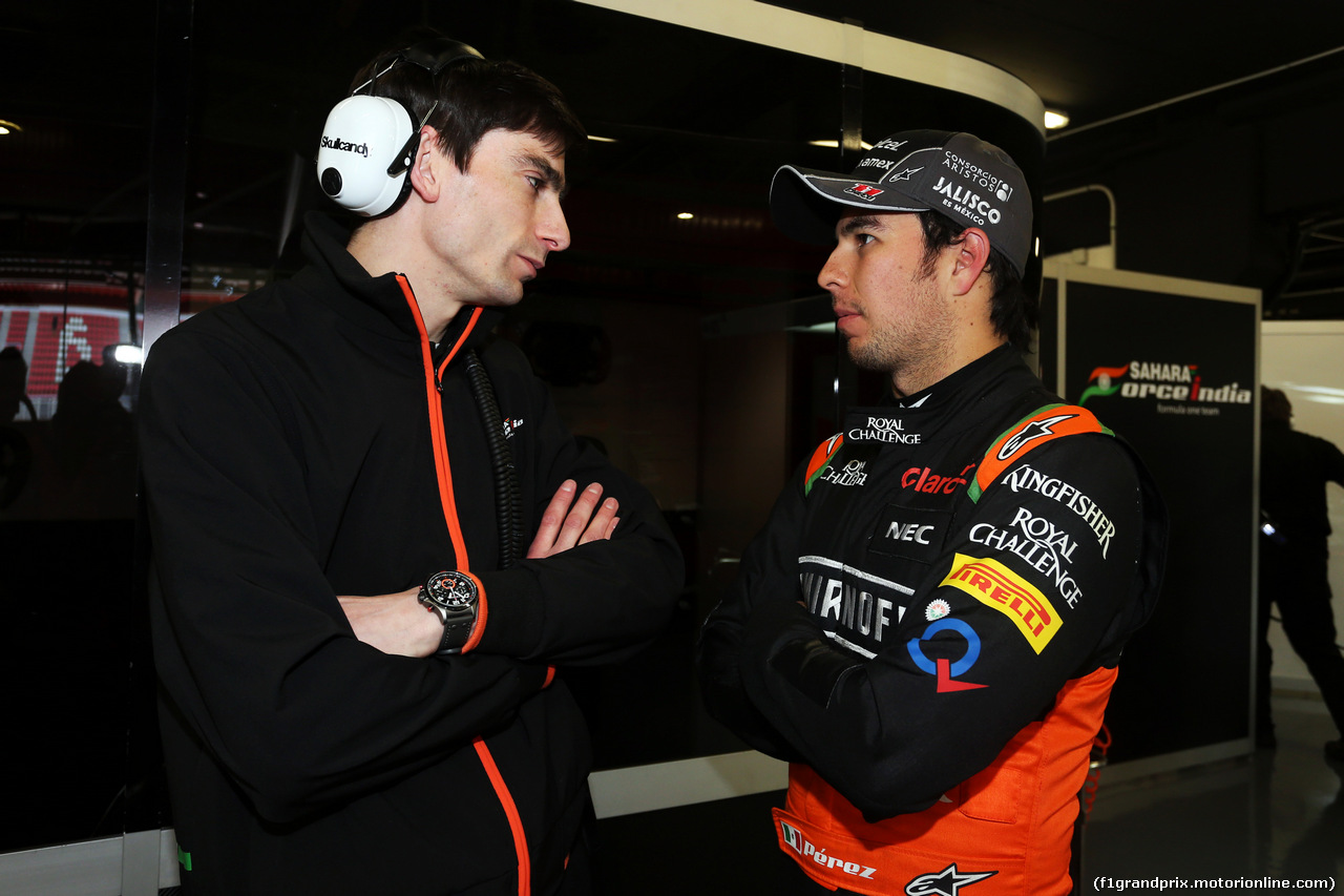 TEST F1 BARCELLONA 20 FEBBRAIO, (L to R): Tim Wright (GBR) Sahara Force India F1 Team Gara Engineer with Sergio Perez (MEX) Sahara Force India F1.
20.02.2015.