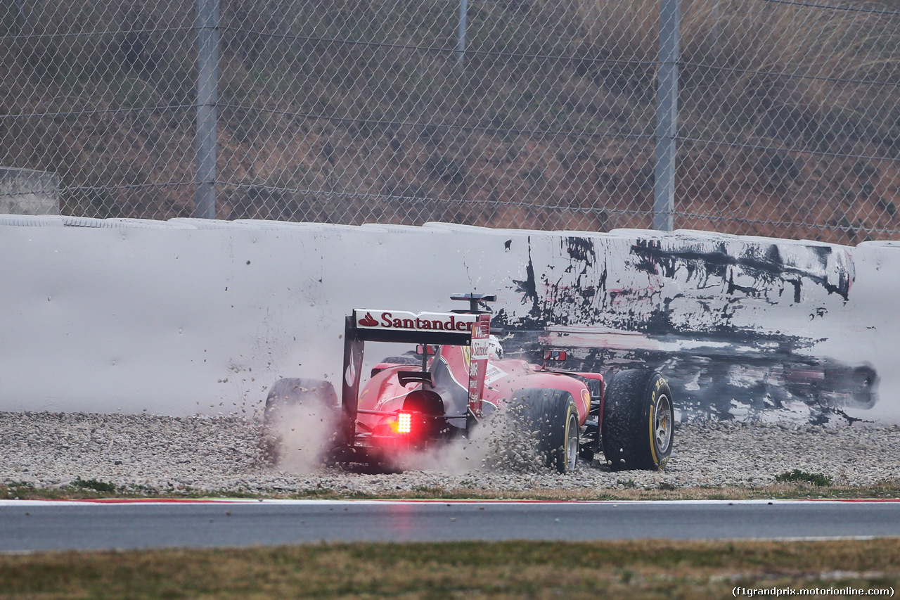 TEST F1 BARCELLONA 21 FEBBRAIO, Sebastian Vettel (GER) Ferrari SF15-T spins off the circuit.
21.02.2015.