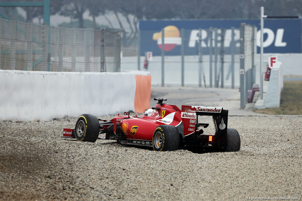 TEST F1 BARCELLONA 21 FEBBRAIO, Sebastian Vettel (GER) Ferrari SF15-T spins off the circuit.
21.02.2015.