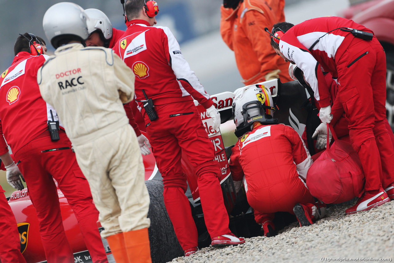 TEST F1 BARCELLONA 21 FEBBRAIO, Sebastian Vettel (GER) Ferrari SF15-T spins off the circuit.
21.02.2015.