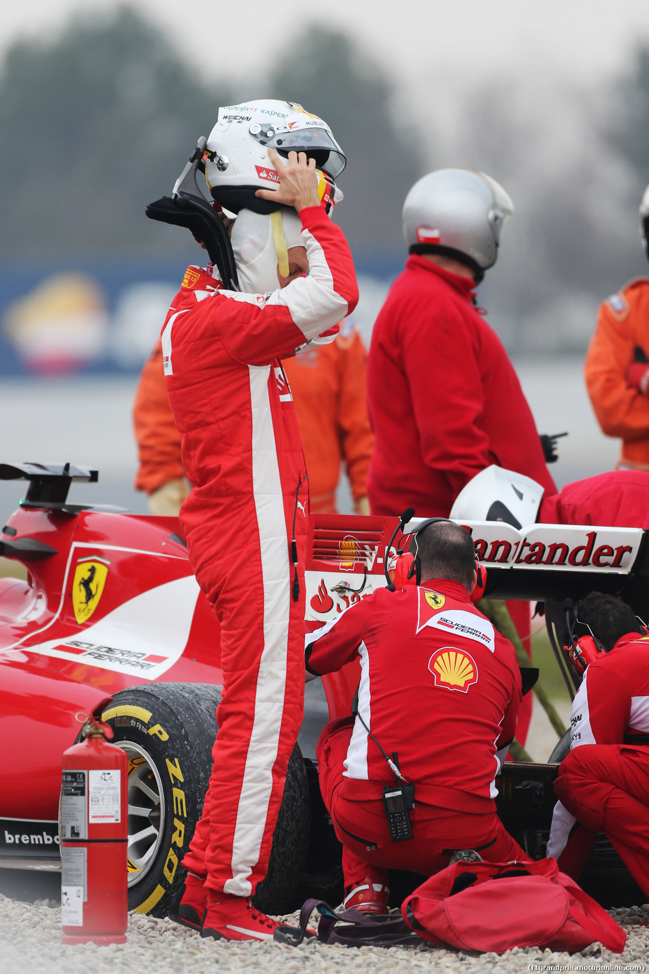 TEST F1 BARCELLONA 21 FEBBRAIO, Sebastian Vettel (GER) Ferrari SF15-T spins off the circuit.
21.02.2015.