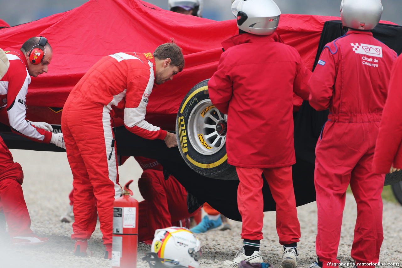 TEST F1 BARCELLONA 21 FEBBRAIO, Sebastian Vettel (GER) Ferrari SF15-T spins off the circuit.
21.02.2015.