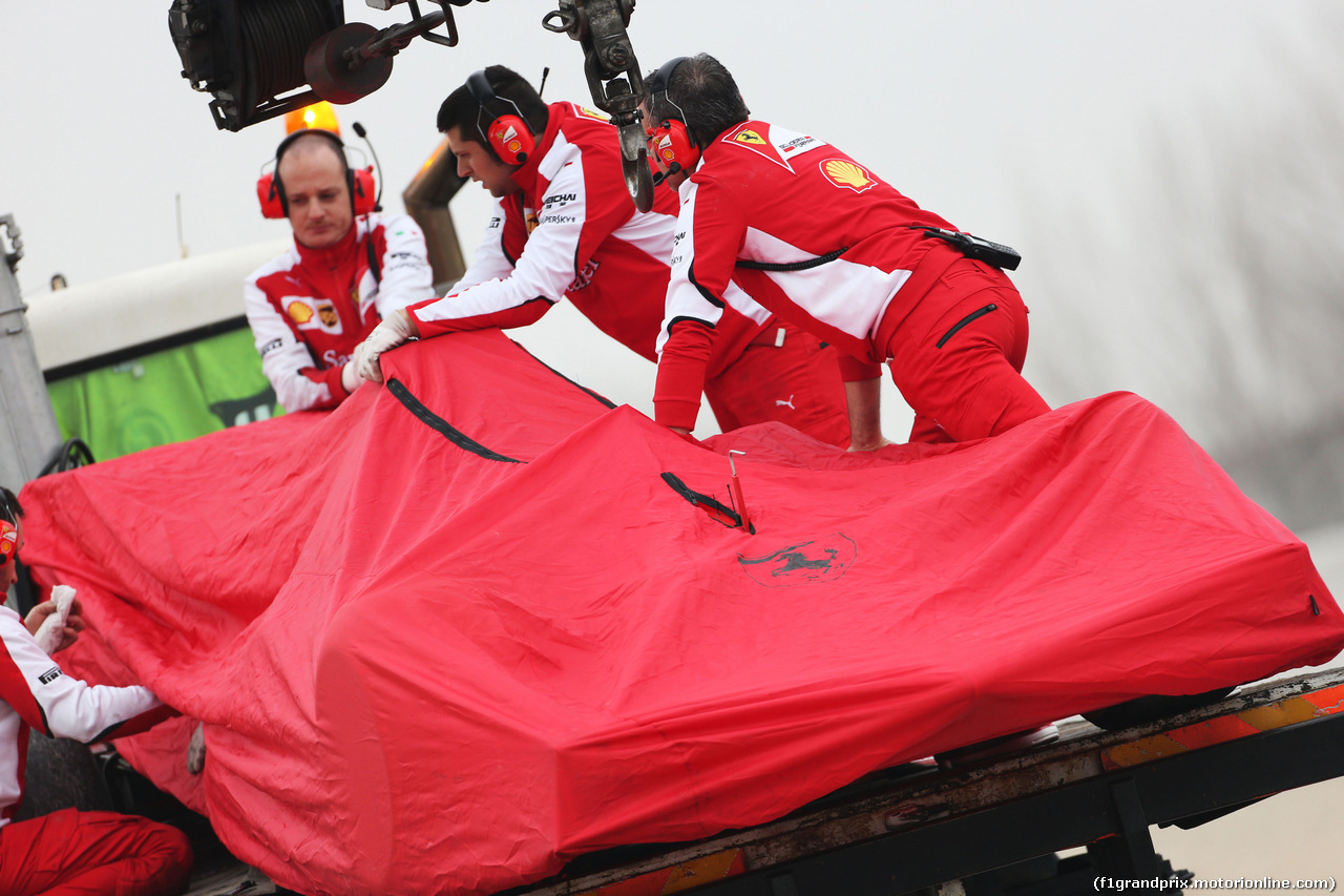 TEST F1 BARCELLONA 21 FEBBRAIO, The Ferrari SF15-T of Sebastian Vettel (GER) Ferrari is recovered back to the pits on the back of a truck.
21.02.2015.