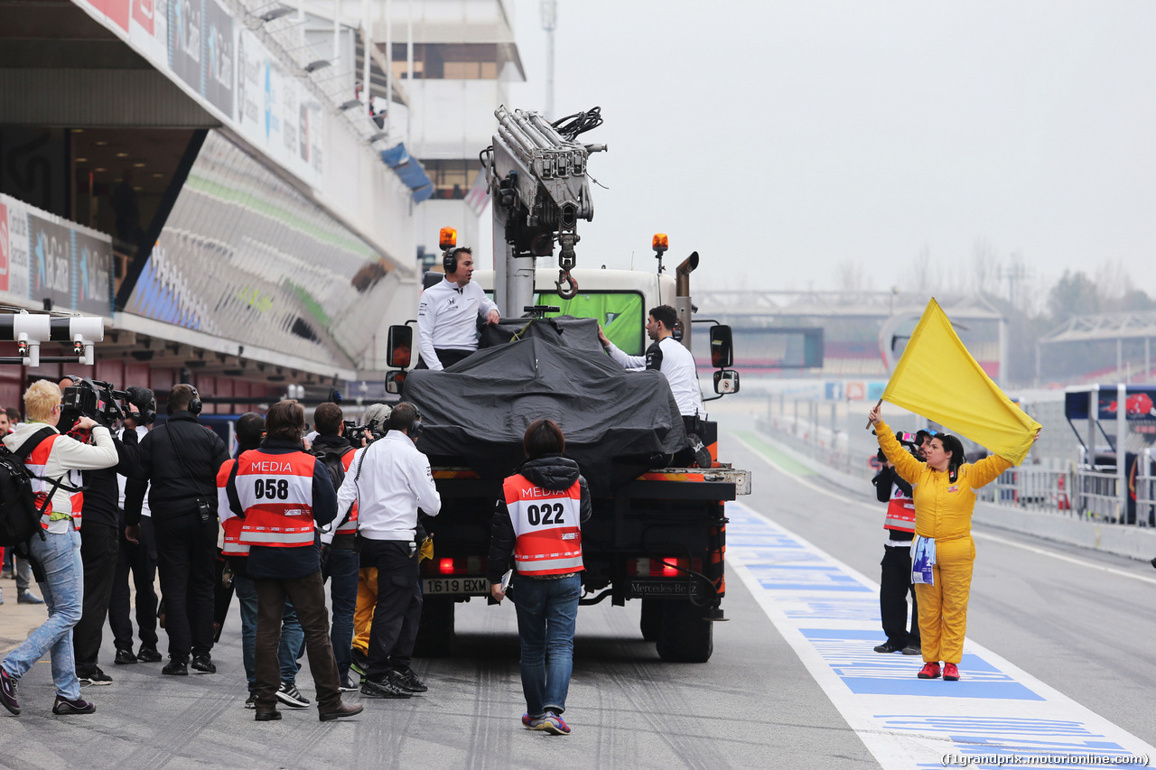 TEST F1 BARCELLONA 21 FEBBRAIO, The McLaren MP4-30 of Jenson Button (GBR) McLaren is recovered back to the pits on the back of a truck.
21.02.2015.