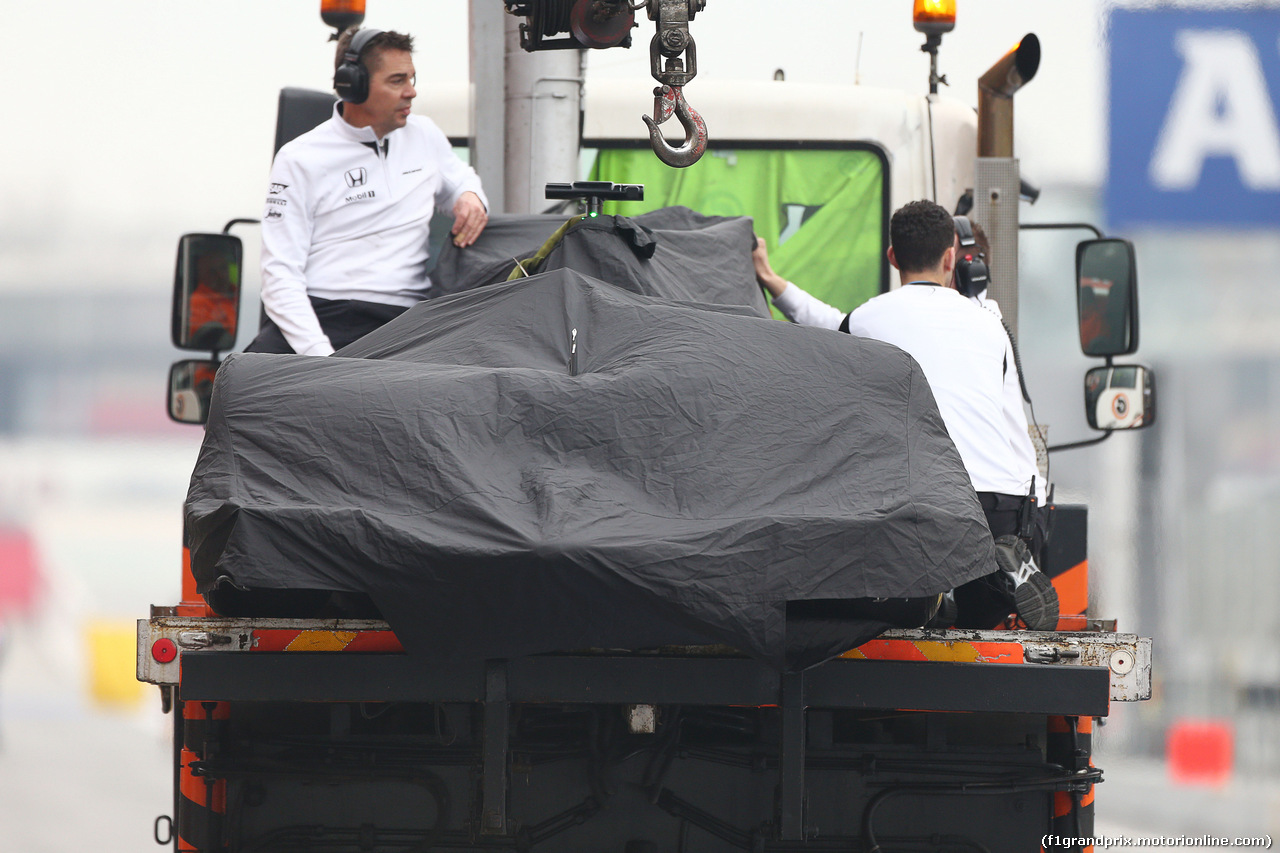TEST F1 BARCELLONA 21 FEBBRAIO, The McLaren MP4-30 of Jenson Button (GBR) McLaren is recovered back to the pits on the back of a truck.
21.02.2015.