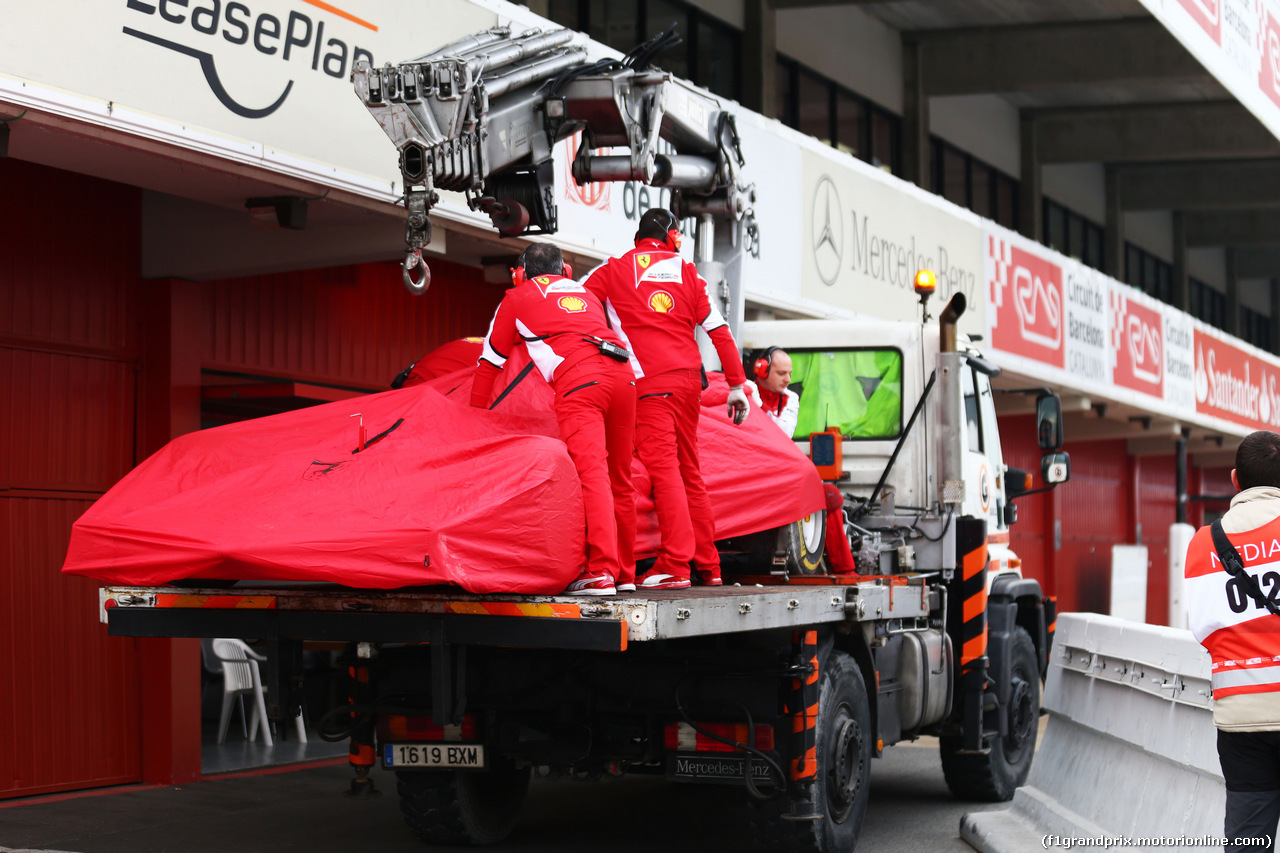 TEST F1 BARCELLONA 21 FEBBRAIO, The Ferrari SF15-T of Sebastian Vettel (GER) Ferrari is recovered back to the pits on the back of a truck.
21.02.2015.