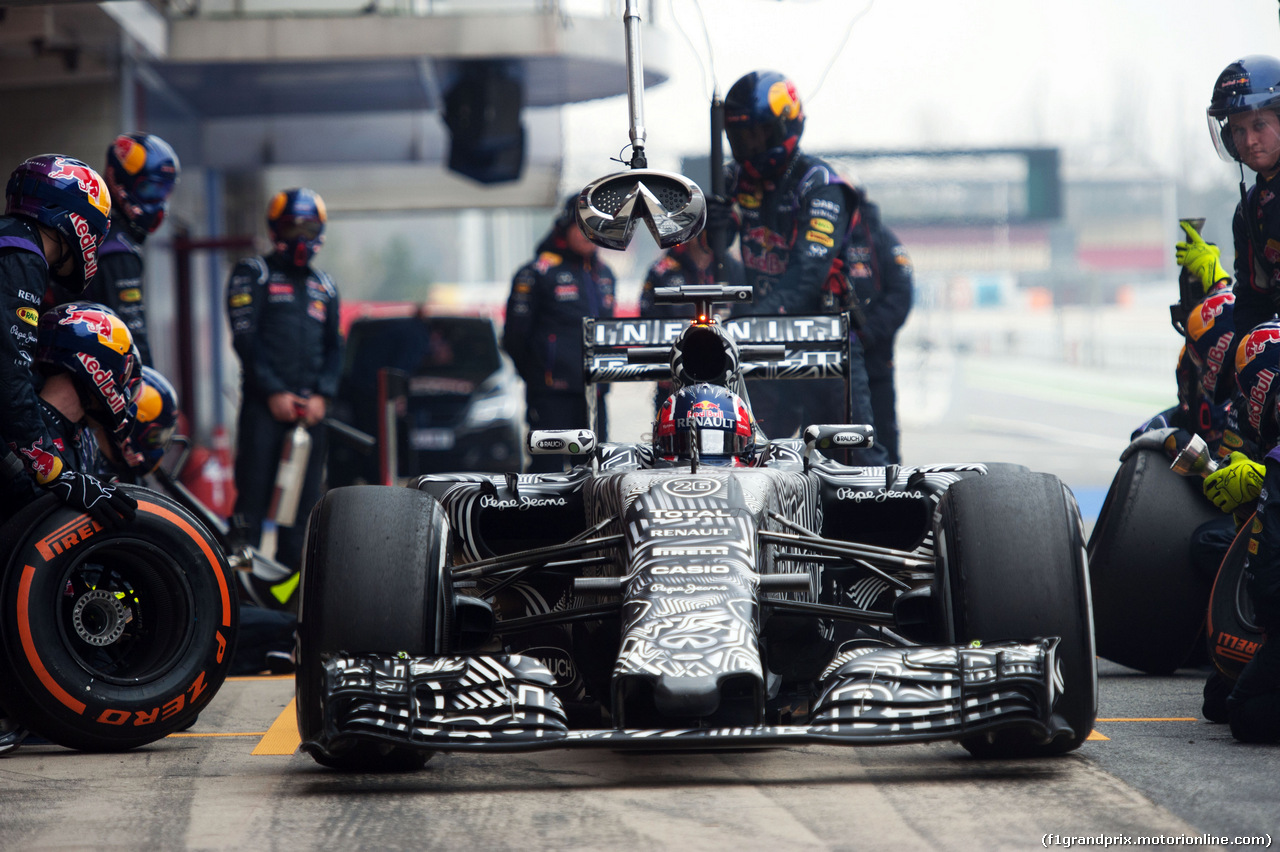 TEST F1 BARCELLONA 21 FEBBRAIO, Daniil Kvyat (RUS) Red Bull Racing RB11 practices a pit stop.
21.02.2015.