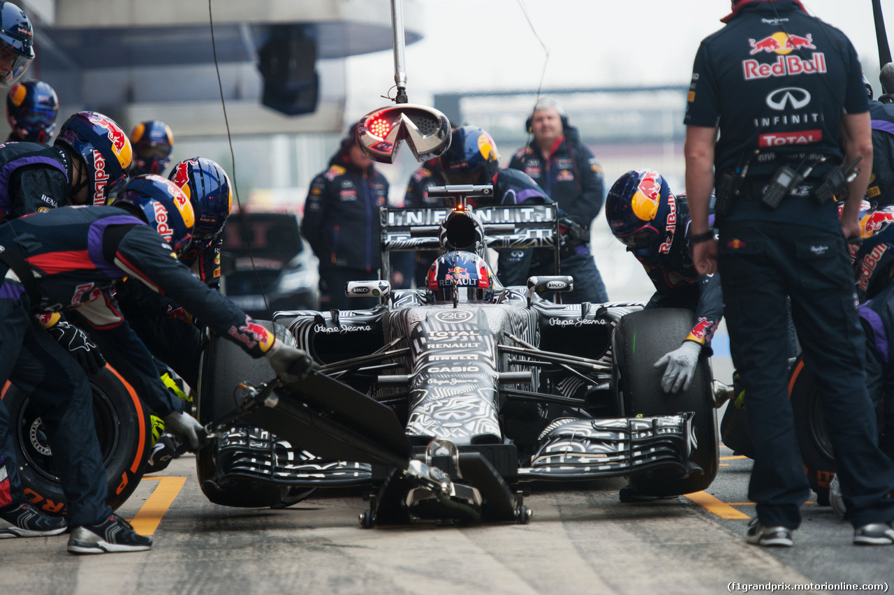 TEST F1 BARCELLONA 21 FEBBRAIO, Daniil Kvyat (RUS) Red Bull Racing RB11 practices a pit stop.
21.02.2015.
