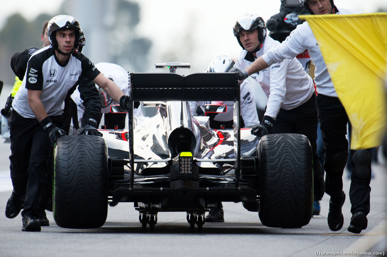 TEST F1 BARCELLONA 21 FEBBRAIO, Jenson Button (GBR) McLaren MP4-30 is pushed back down the pit lane by meccanici.
21.02.2015.