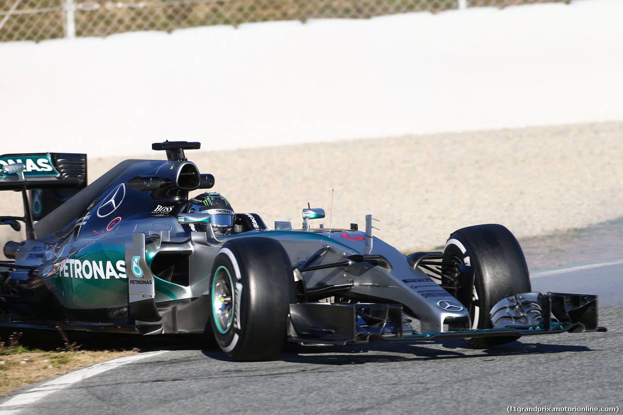 TEST F1 BARCELLONA 22 FEBBRAIO, Nico Rosberg (GER) Mercedes AMG F1 W06 spins off the circuit.
22.02.2015.