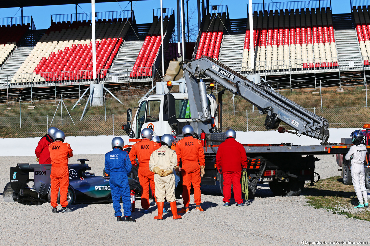 TEST F1 BARCELLONA 22 FEBBRAIO, The Mercedes AMG F1 W06 of Nico Rosberg (GER) Mercedes AMG F1 is recovered back to the pits on the back of a truck.
22.02.2015.