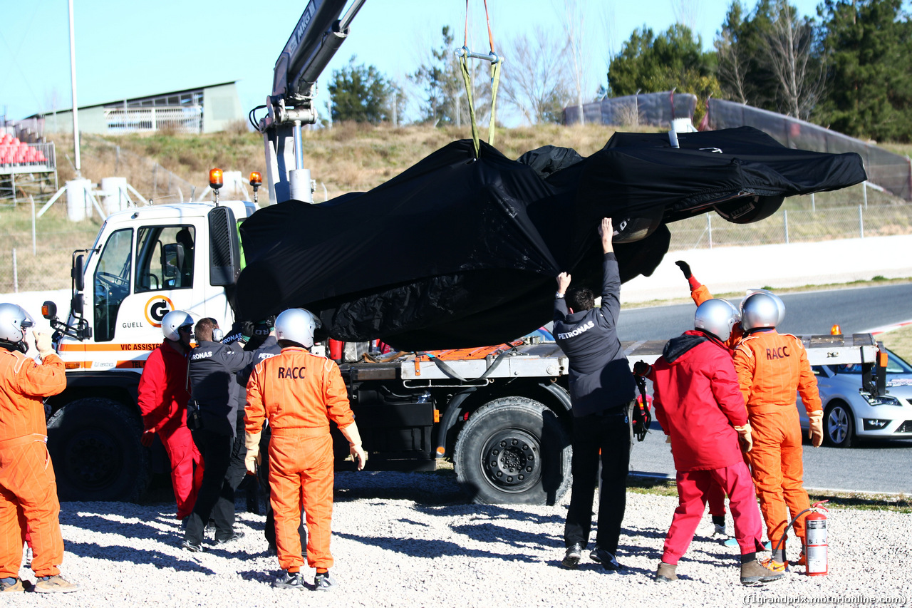 TEST F1 BARCELLONA 22 FEBBRAIO, The Mercedes AMG F1 W06 of Nico Rosberg (GER) Mercedes AMG F1 is recovered back to the pits on the back of a truck.
22.02.2015.