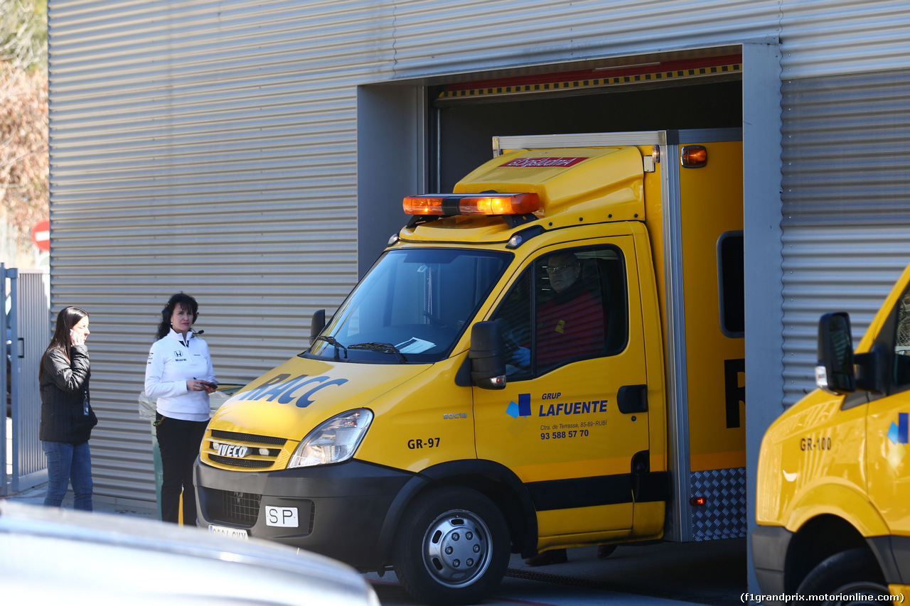 TEST F1 BARCELLONA 22 FEBBRAIO, Fernando Alonso (ESP) McLaren is returned to the paddock in an ambulance.
22.02.2015.