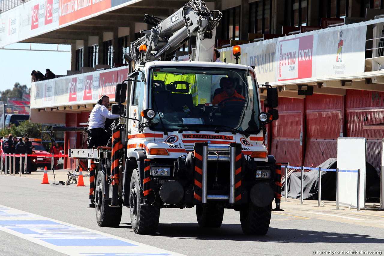 TEST F1 BARCELLONA 22 FEBBRAIO, The McLaren MP4-30 of Fernando Alonso (ESP) McLaren is recovered back to the pits on the back of a truck.
22.02.2015.