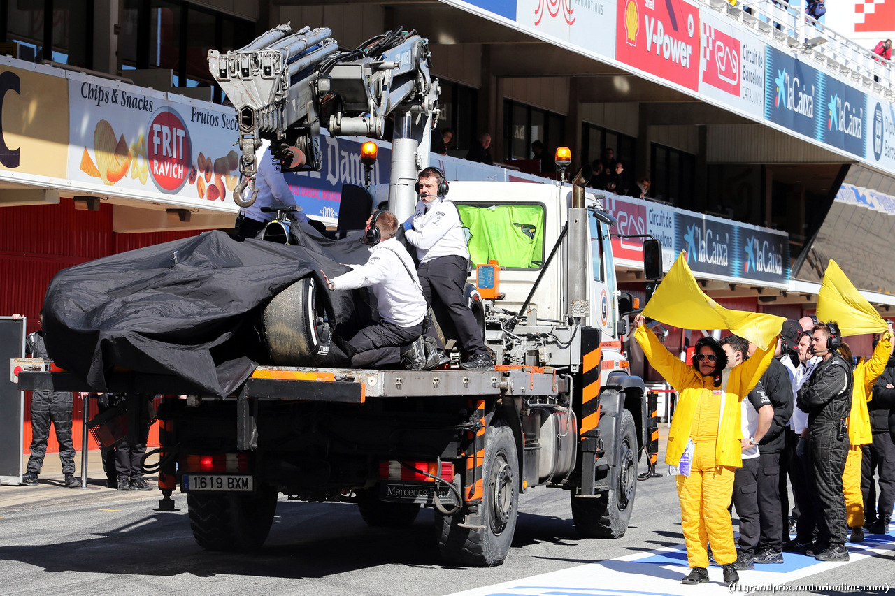 TEST F1 BARCELLONA 22 FEBBRAIO, The McLaren MP4-30 of Fernando Alonso (ESP) McLaren is recovered back to the pits on the back of a truck.
22.02.2015.