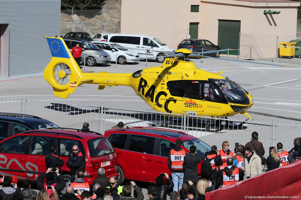 TEST F1 BARCELLONA 22 FEBBRAIO, Fernando Alonso (ESP) McLaren is airlifted from the circuit in a helicopter.
22.02.2015.