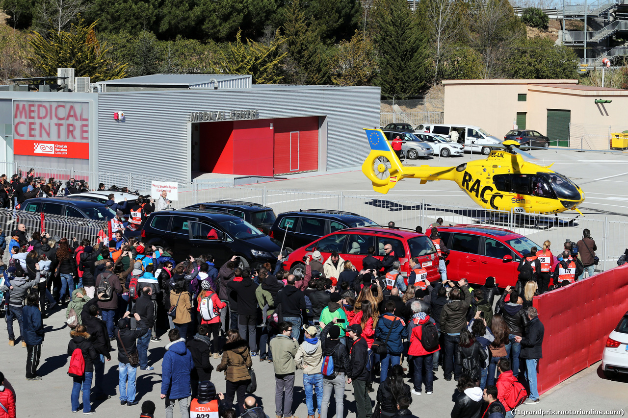 TEST F1 BARCELLONA 22 FEBBRAIO, Fernando Alonso (ESP) McLaren is airlifted from the circuit in a helicopter.
22.02.2015.