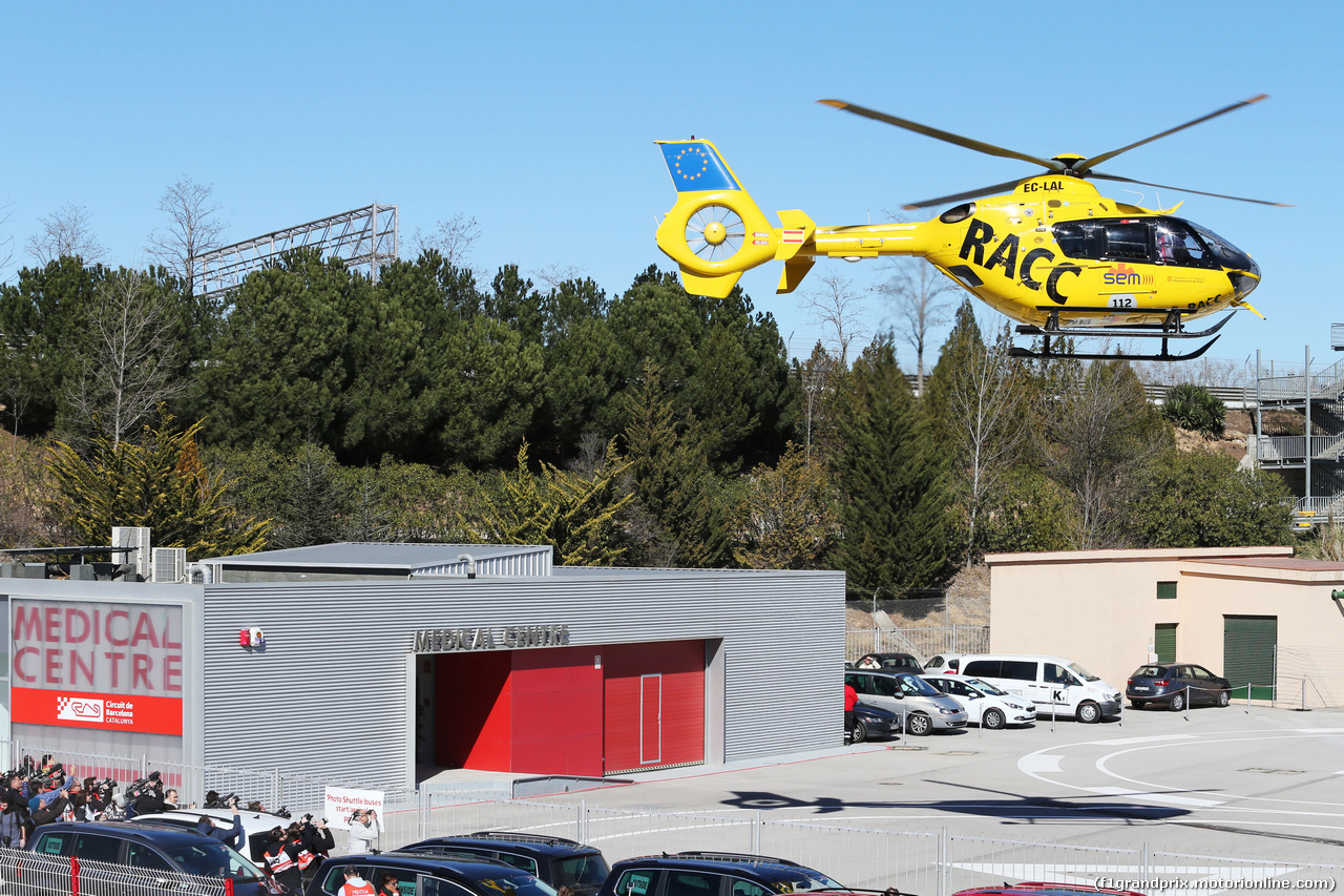 TEST F1 BARCELLONA 22 FEBBRAIO, Fernando Alonso (ESP) McLaren is airlifted from the circuit in a helicopter.
22.02.2015.