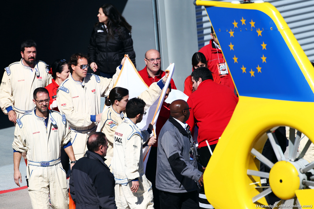 TEST F1 BARCELLONA 22 FEBBRAIO, Fernando Alonso (ESP) McLaren is airlifted from the circuit in a helicopter.
22.02.2015.