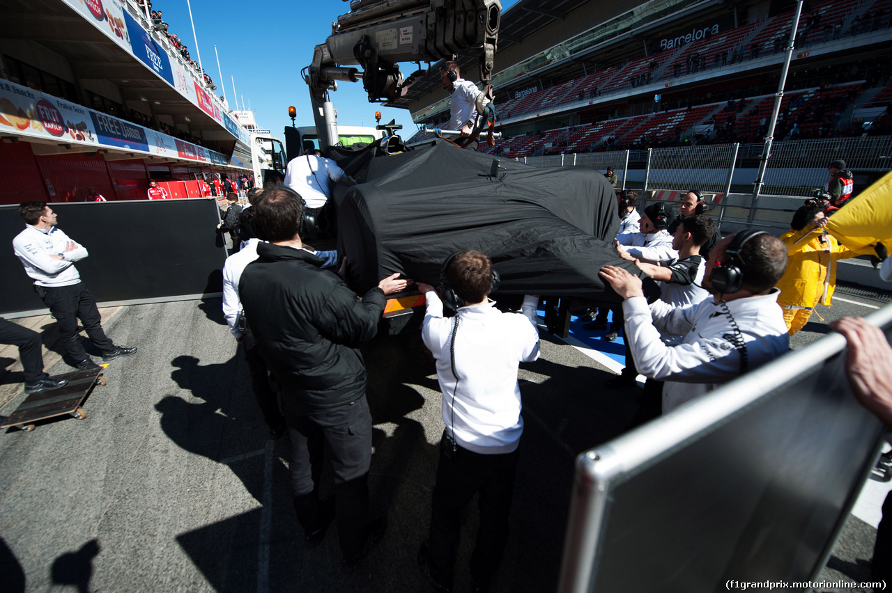 TEST F1 BARCELLONA 22 FEBBRAIO, The McLaren MP4-30 of Fernando Alonso (ESP) McLaren is recovered back to the pits on the back of a truck.
22.02.2015.