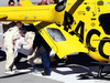 F1-TEST BARCELONA 22. FEBRUAR, Fernando Alonso (ESP) McLaren wird mit einem Hubschrauber von der Rennstrecke geflogen. 22.02.2015.