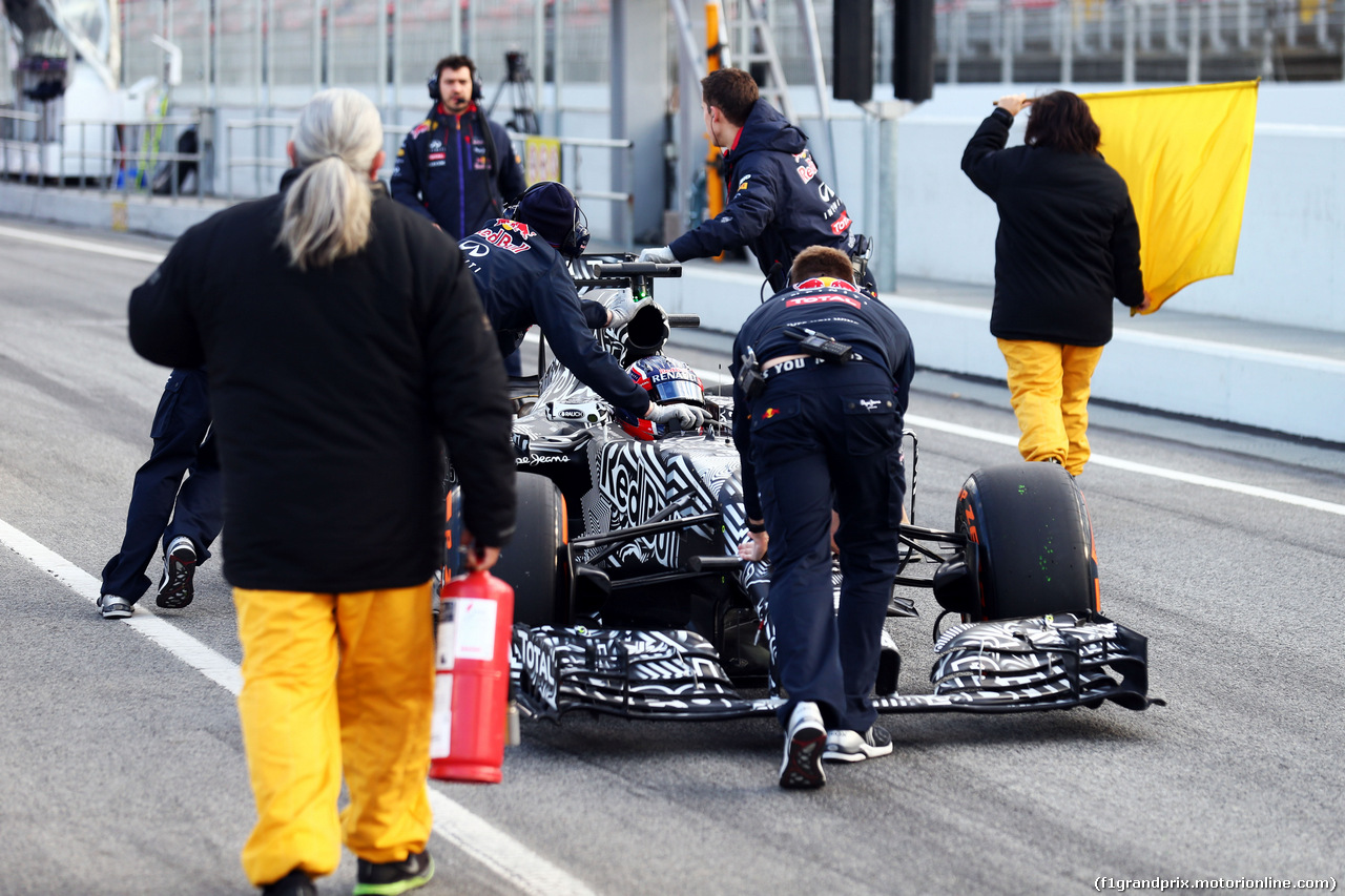 TEST F1 BARCELLONA 26 FEBBRAIO, Daniil Kvyat (RUS) Red Bull Racing RB11 is pushed back down the pit lane by meccanici.
26.02.2015.
