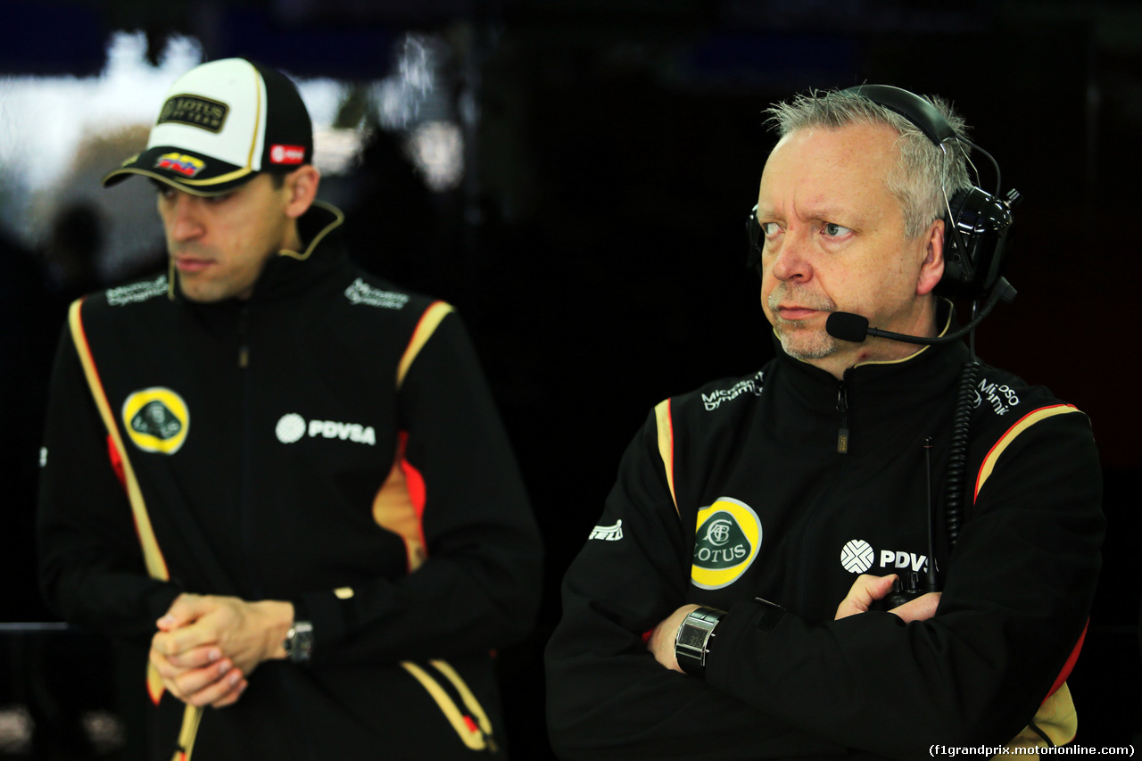 TEST F1 BARCELLONA 26 FEBBRAIO, (L to R): Pastor Maldonado (VEN) Lotus F1 Team with Paul Seaby (GBR) Lotus F1 Team, Team Manager.
26.02.2015.
