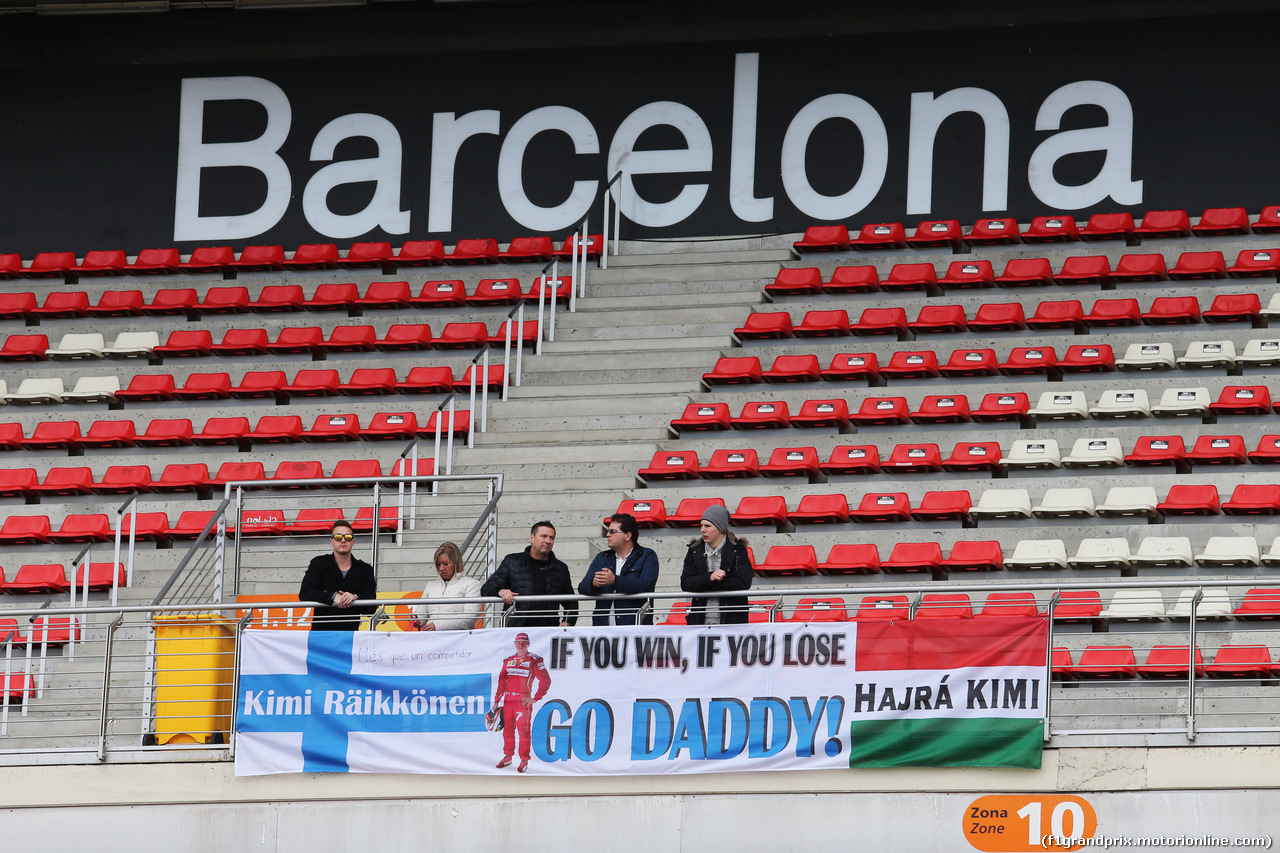 TEST F1 BARCELLONA 26 FEBBRAIO, Fans of Kimi Raikkonen (FIN) Ferrari with banners.
26.02.2015.