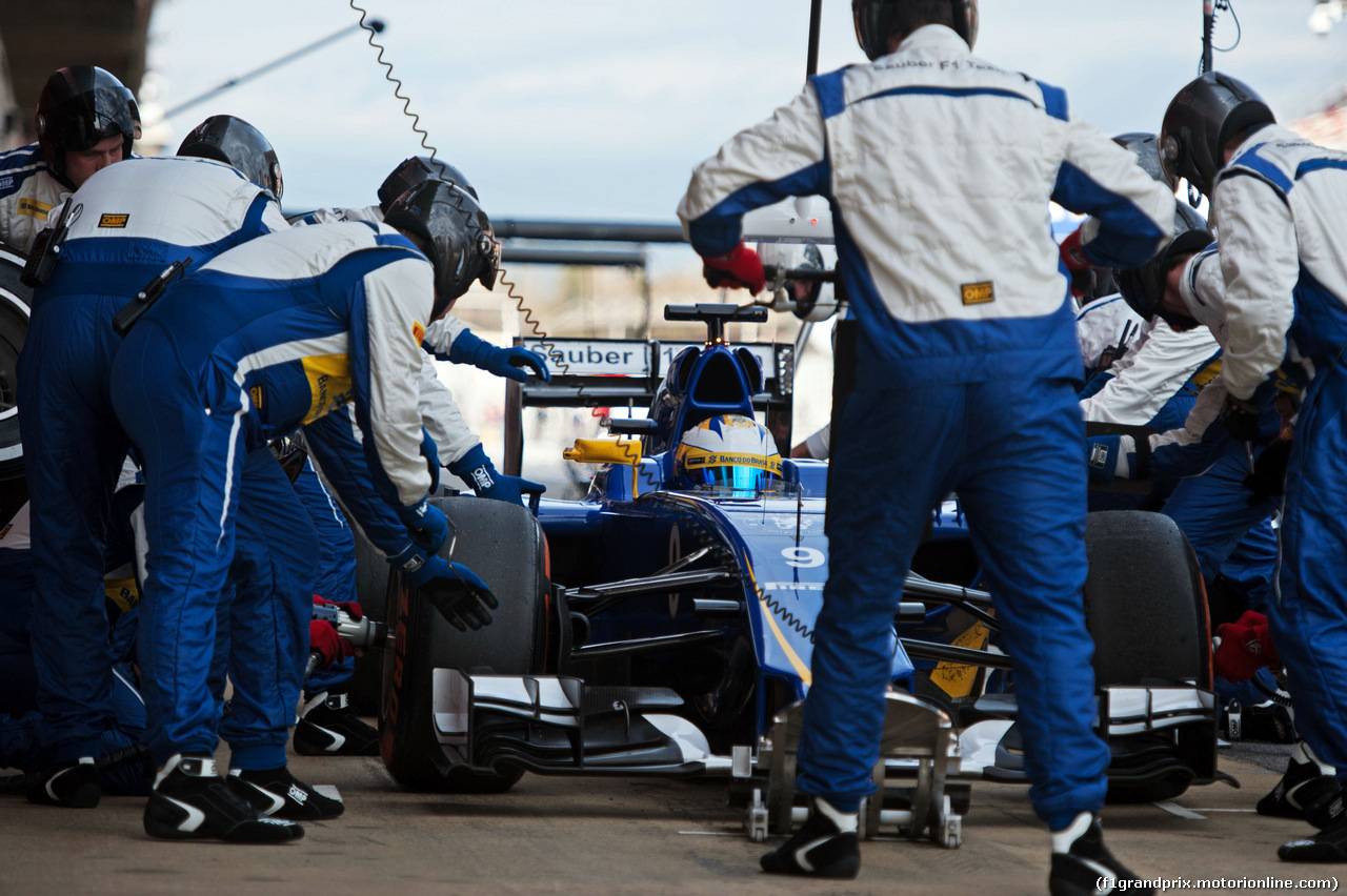 TEST F1 BARCELLONA 26 FEBBRAIO, Marcus Ericsson (SWE) Sauber C34 practices a pit stop.
26.02.2015.