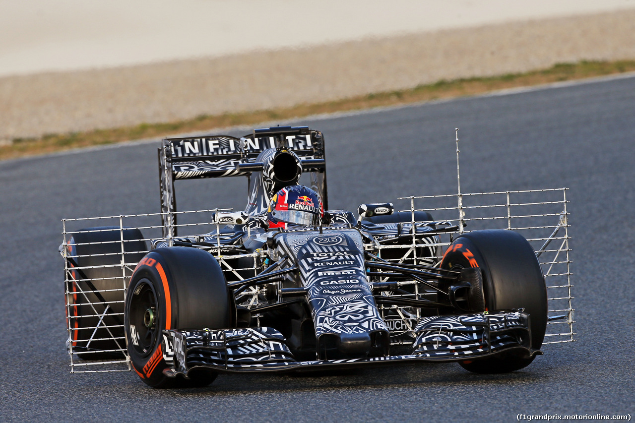 TEST F1 BARCELLONA 27 FEBBRAIO, Daniil Kvyat (RUS) Red Bull Racing RB11 running sensor equipment.
27.02.2015.