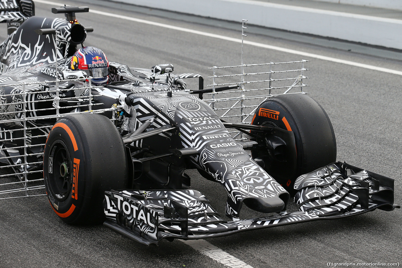 TEST F1 BARCELLONA 27 FEBBRAIO, Daniil Kvyat (RUS) Red Bull Racing RB11 running sensor equipment.
27.02.2015.