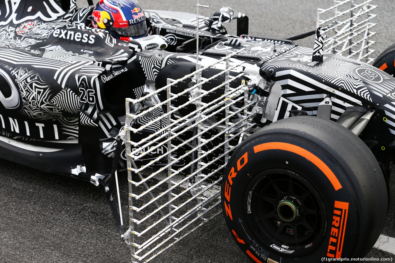 TEST F1 BARCELLONA 27 FEBBRAIO, Daniil Kvyat (RUS) Red Bull Racing RB11 running sensor equipment.
27.02.2015.