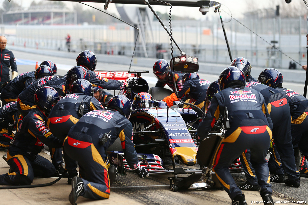 TEST F1 BARCELLONA 27 FEBBRAIO, Max Verstappen (NLD) Scuderia Toro Rosso STR10 practices a pit stop.
27.02.2015.