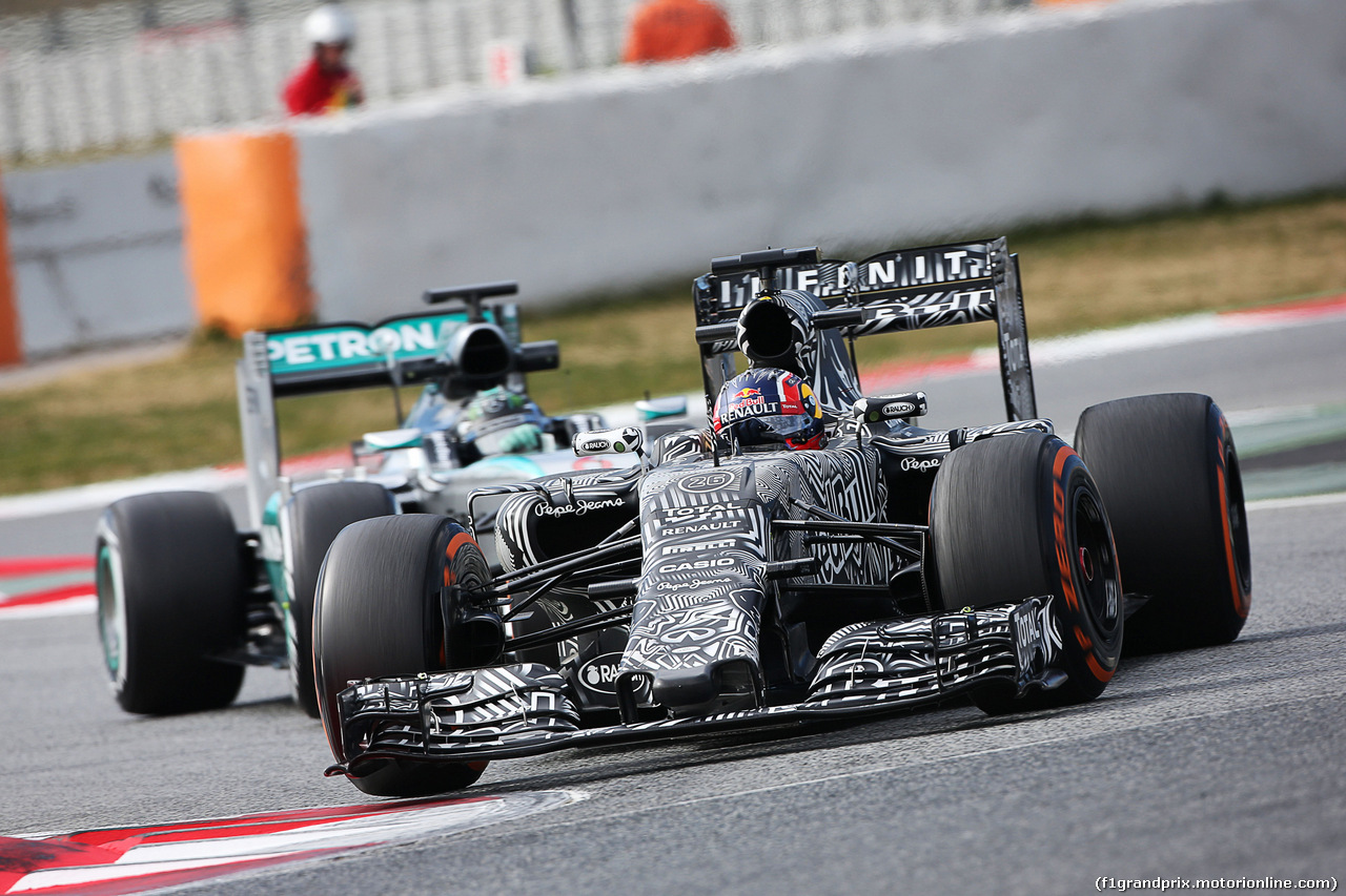 TEST F1 BARCELLONA 27 FEBBRAIO, Daniil Kvyat (RUS) Red Bull Racing RB11 davanti a Nico Rosberg (GER) Mercedes AMG F1 W06.
27.02.2015.