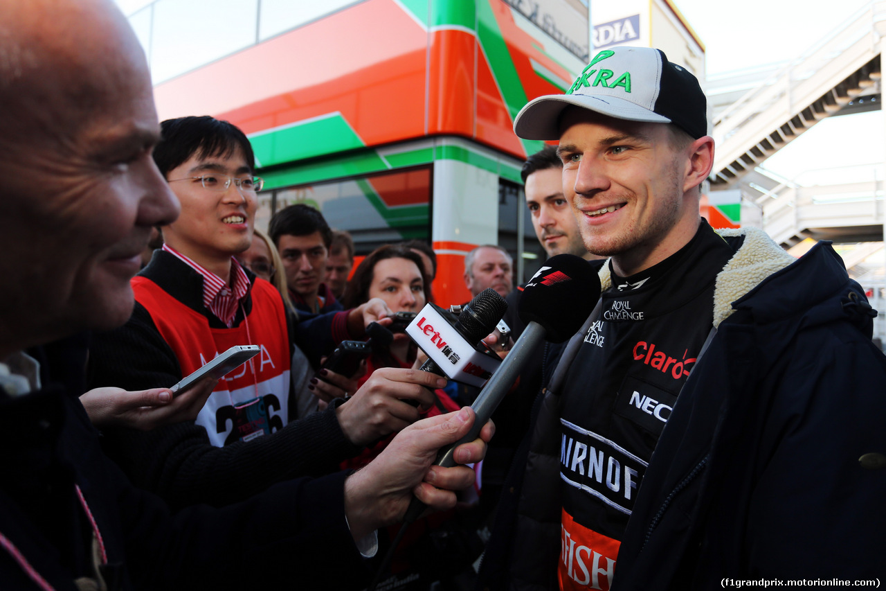 TEST F1 BARCELLONA 27 FEBBRAIO, Nico Hulkenberg (GER) Sahara Force India F1 with the media.
27.02.2015.