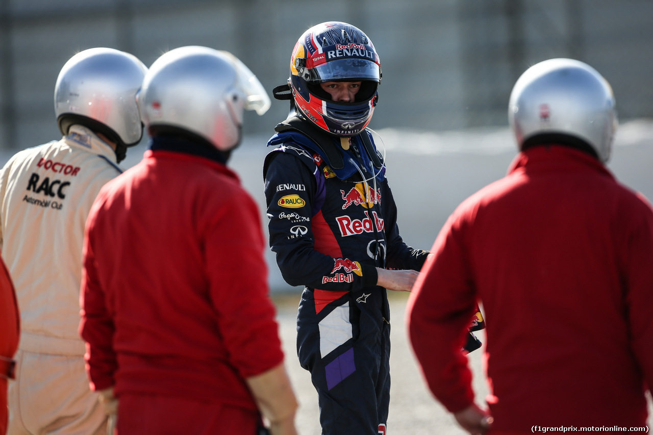 TEST F1 BARCELLONA 27 FEBBRAIO, Daniil Kvyat (RUS) Red Bull Racing stops on the circuit.
27.02.2015.