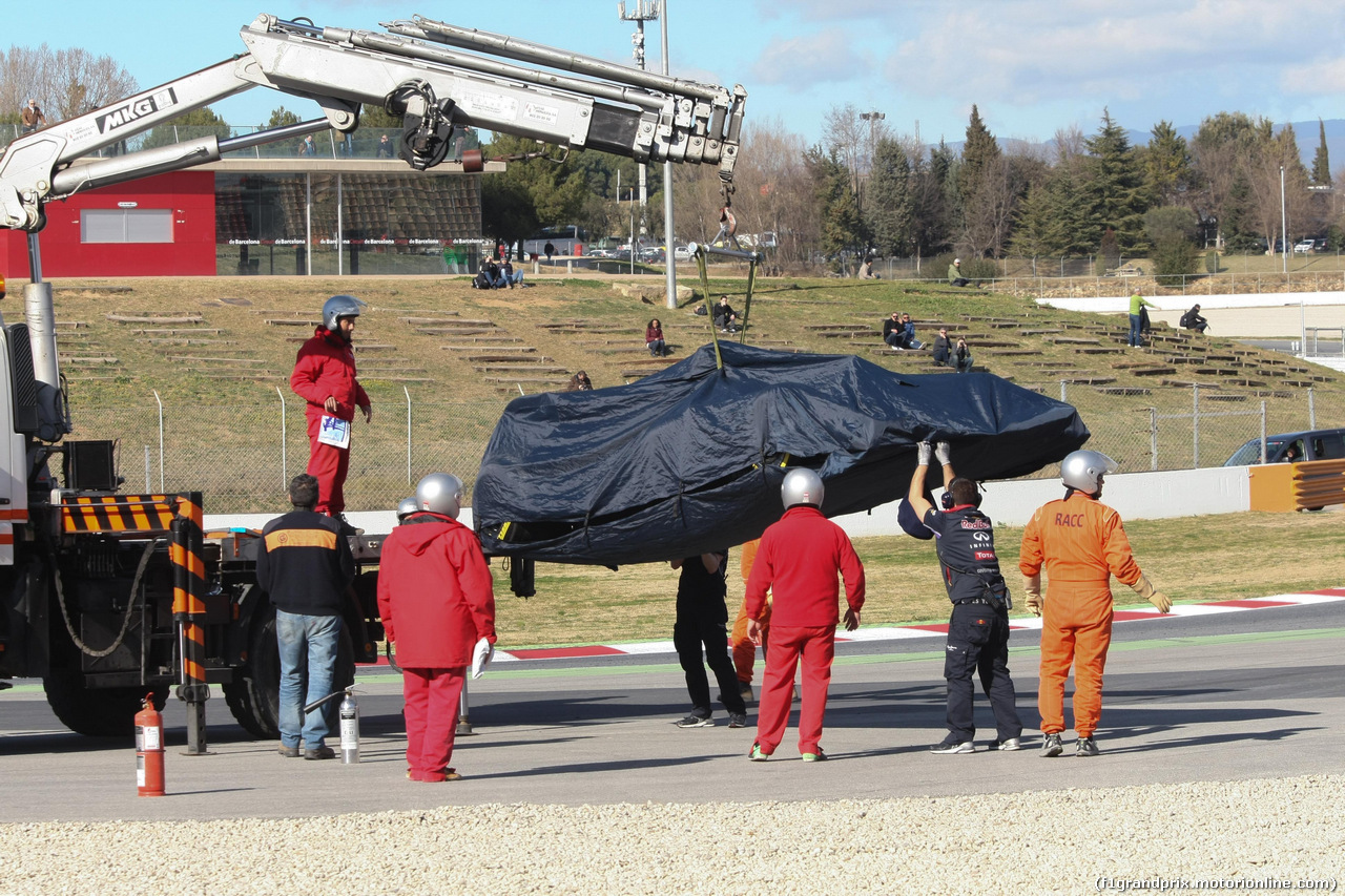 TEST F1 BARCELLONA 27 FEBBRAIO, The Red Bull Racing RB11 of Daniil Kvyat (RUS) Red Bull Racing is recovered back to the pits on the back of a truck.
27.02.2015.